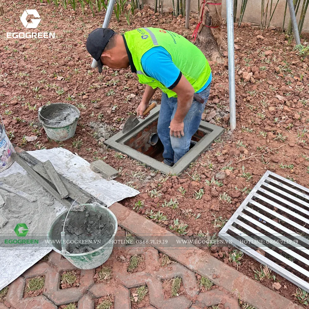 Thi công hệ thống thoát nước và xử lý nền trước khi hoàn thiện sân vườn